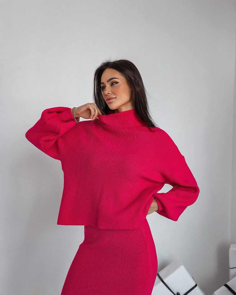 Zweiteiliges Damen-Strickset im französischen Stil: Damenpullover mit Stehkragen, langen Ärmeln und lockerer Passform sowie gerader Rock – ein lässiges Herbst-Winter-Outfit_voghion.com