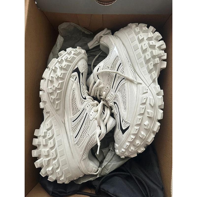 Und Frauen, Männer mit dem gleichen Absatz, Freizeitschuhe, Sportschuhe, Pariser Schuhe. Absatz, Schuhe, Schuhe, Schuhe._voghion.com