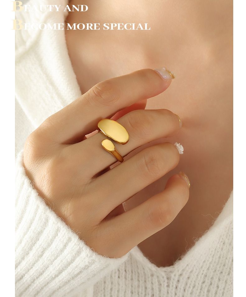 Minimalistischer Ring im INS-Stil mit unregelmäßigem, flachem, offenem Titanstahl und Goldschwanz-Gussverfahren A156_voghion.com