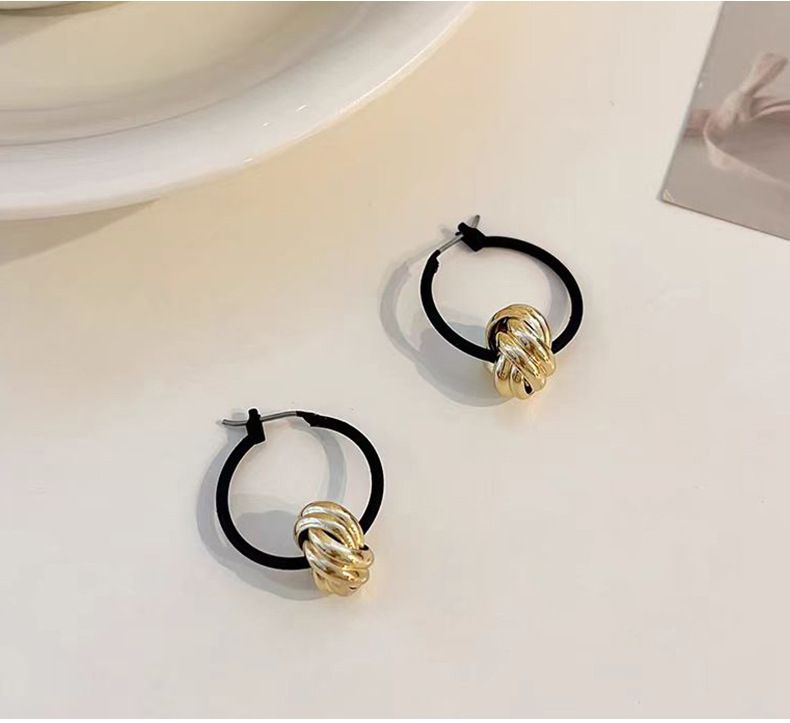 Orecchini con nodo in oro dal design retrò, semplici e di alta qualità, orecchini con cerchio nero, orecchini con temperamento da celebrità_voghion.com