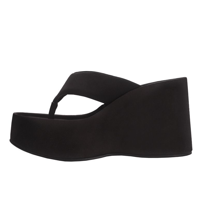 Le donne indossano infradito con tacchi a zeppa alti fino alla coscia_voghion.com