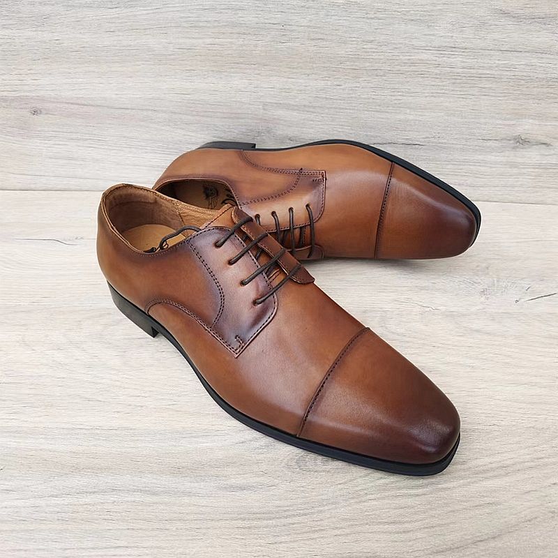 Handgefertigte Business-Derby-Schuhe aus poliertem Leder mit spitzer Spitze_voghion.com