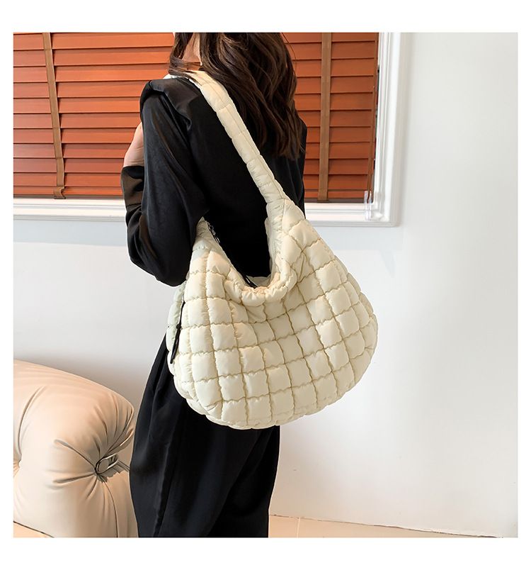 Cloud Bag Wrinkle Bag per le donne 2024 Nuove borse alla moda Hobos di grande capacità in nylon casuall borse a tracolla Bubble Crossbody Pack_voghion.com