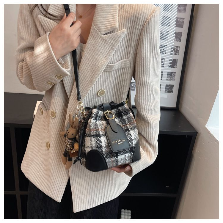 Advanced versatile cross body bucket one shoulder small bag for women's autumn and winter 2022 new trendy plaid_voghion.com