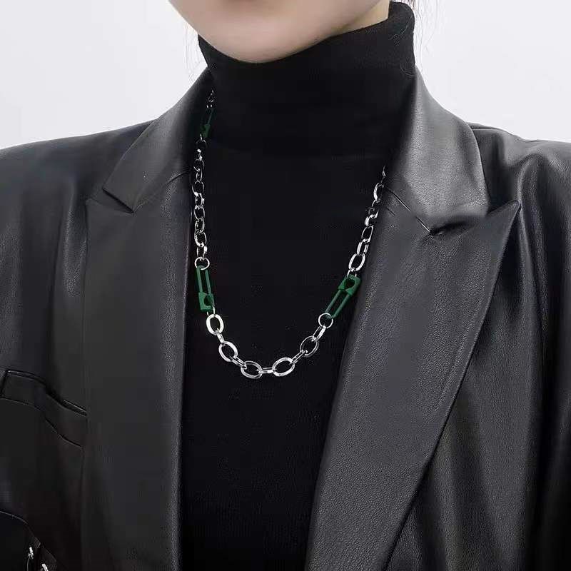 Collana da donna con orso dolce e violento, design di nicchia, catena per felpa con croce avvolta, accessori autunno inverno per_voghion.com