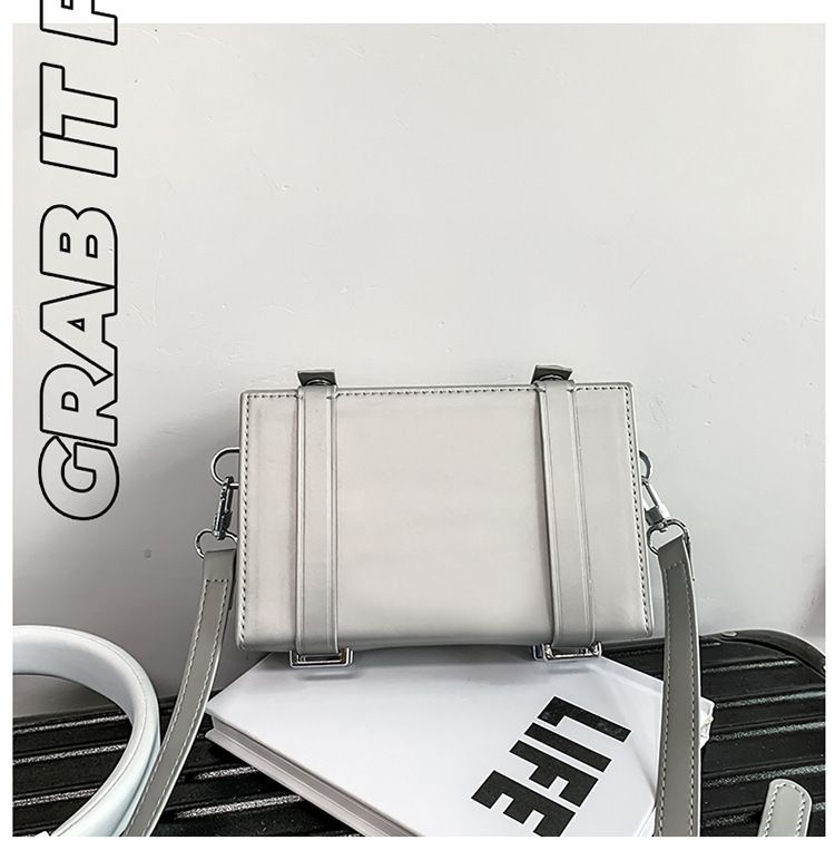Einzelne Umhängetasche Männer und Frauen Mode Marke Box Tasche Silber Umhängetasche Persönlichkeit Rucksack Kleine Quadratische Tasche Jungen Satchel Tide_voghion.com