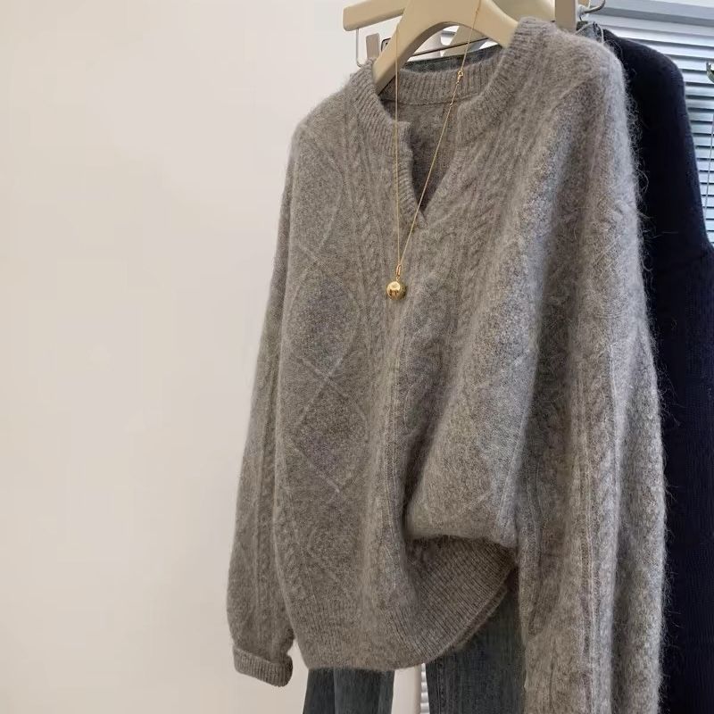 Hochwertiger, grauer, dicker Pullover aus Waschbärfleece mit V-Ausschnitt und Fried Dough Twists für Damen im Herbst und Winter_voghion.com