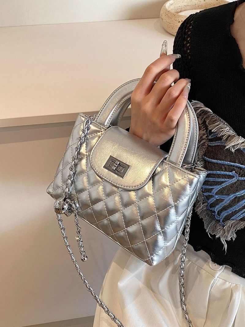 2025 Gesteppte silberne Kettentasche – Trendy Sommer-Crossbody-Tasche für Damen, elegante kleine Schultertasche_voghion.com