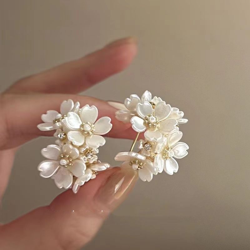 Orecchini con perle e diamanti in argento con frange a forma di fiore, orecchini di nicchia, temperamento atmosferico, orecchini di lusso leggeri e di alta gamma._voghion.com