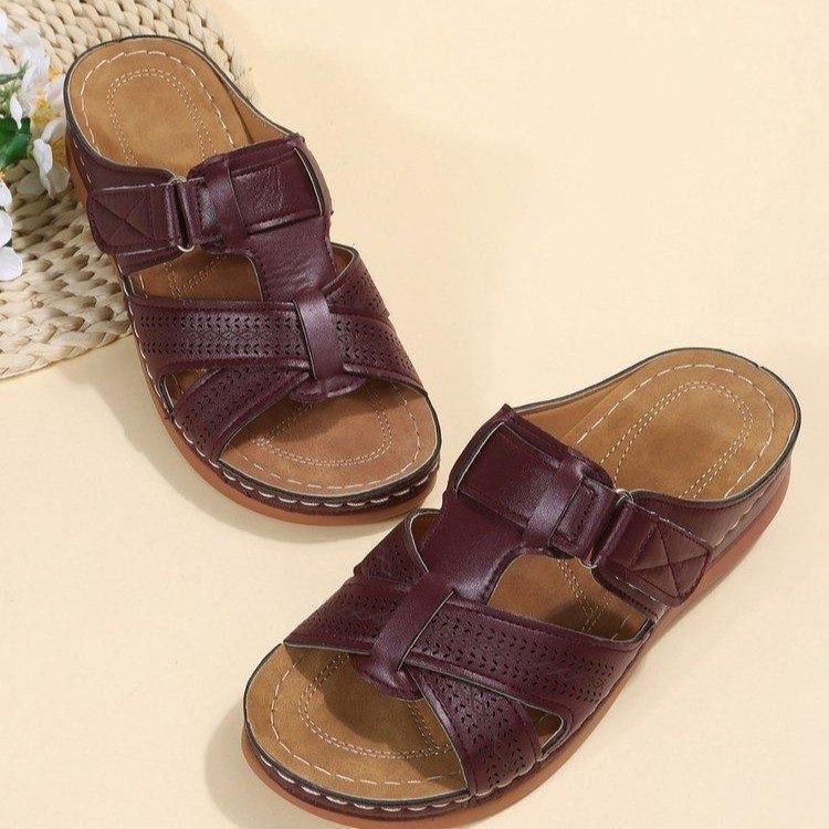 Pantofole da donna alla moda, con tacco largo e fondo spesso, in pelle cucita, modello One Line, modello 2025_voghion.com