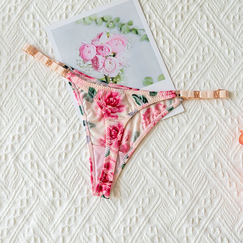 Sexy Low-Rise Thong Underwear For Women With Metallic V-Clasp & Stylish Prints - Comfortable & Breathable Nylon Fabric With Cotton Gusset - M/L/XL_voghion.com