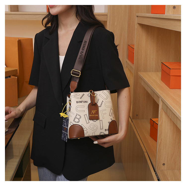 2024 New Good Style Retro Simple Versatile Large Capacity One Shoulder Crossbody Bag Casual Handbag Water Bucket Bag for Women_voghion.com