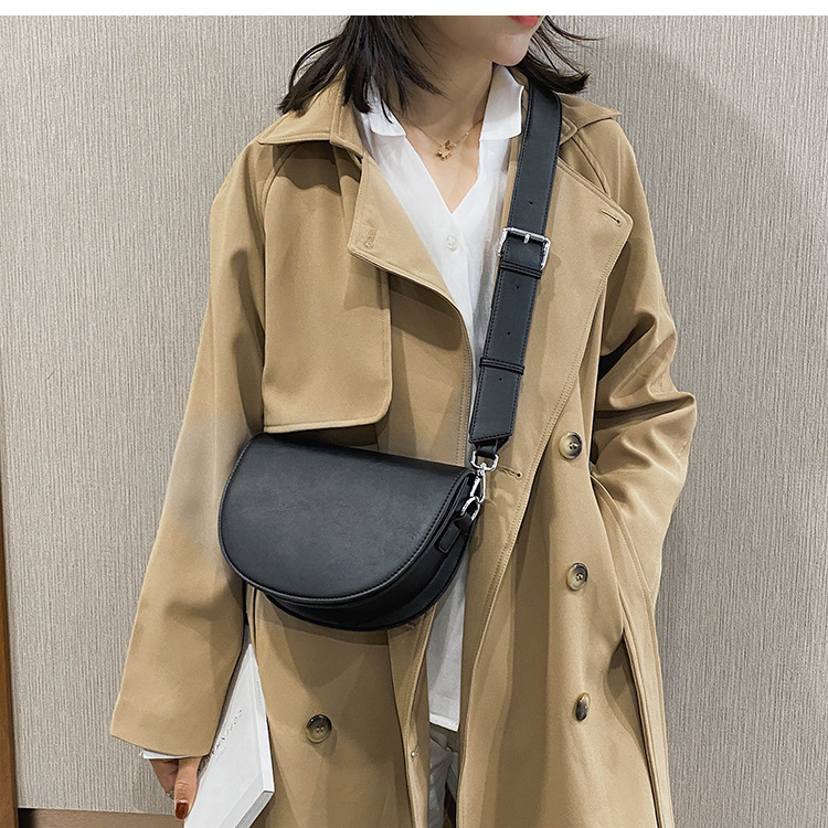 Internet-Promi-Textur breiter Riemen einzelne Schulter Crossbody Damen Frühling neue trendige Satteltasche_voghion.com