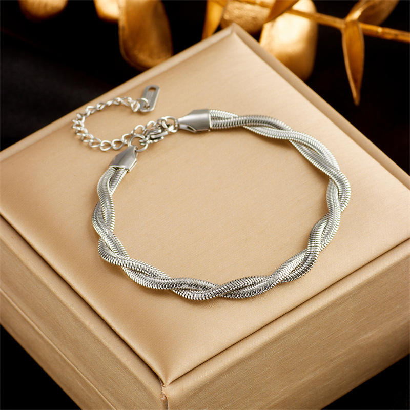 Mode niche armband, sieraden, eenvoudige en hoogwaardige meerlaagse stapeling, met diamanten ingelegde ronde merkhanger, armband met vlinderaccessoires_voghion.com