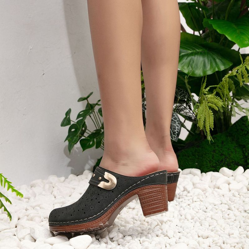 Hohe Sandalen, Hausschuhe, Damenhandtasche, Schuhe von Müllers Mutter mit dicken Absätzen_voghion.com