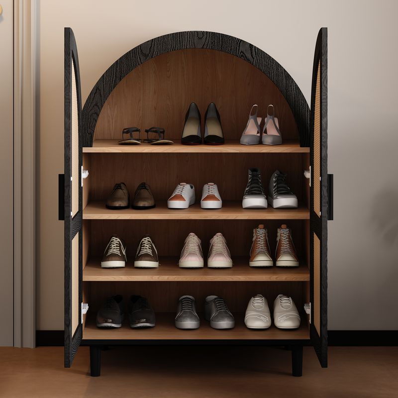 Buffet élégant aux bords arrondis, portes en rotin tressé et trois étagères pour le rangement du salon ou de l'entrée_voghion.com