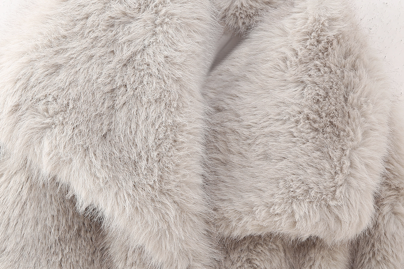 Jaqueta curta feminina com efeito de pele artificial para inverno_voghion.com