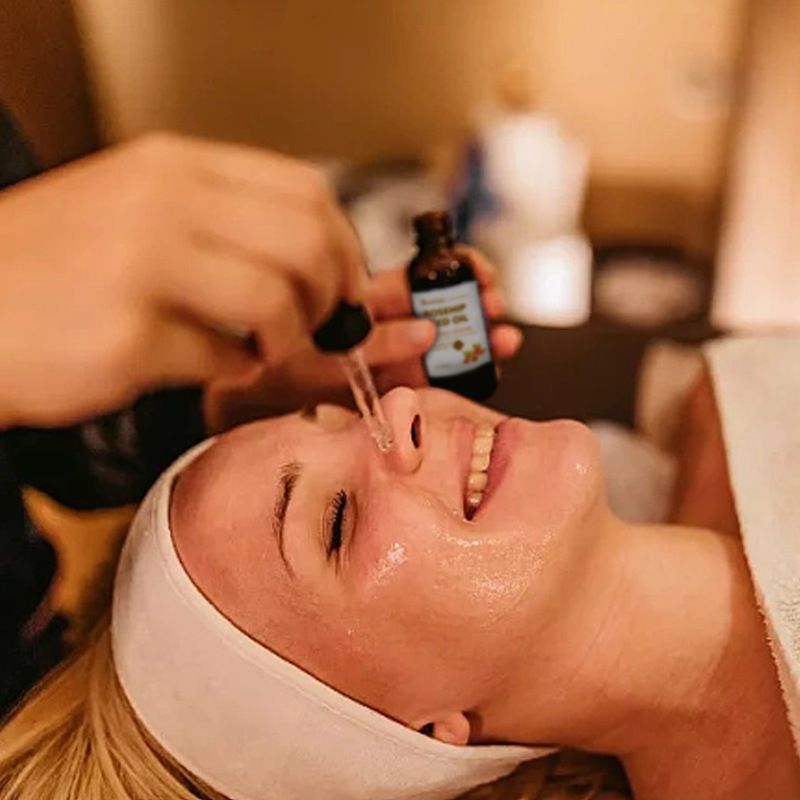 El jazmín calma y nutre la piel. Una sola planta con un aroma delicado. Aceite esencial para masajes de salón de belleza._voghion.com