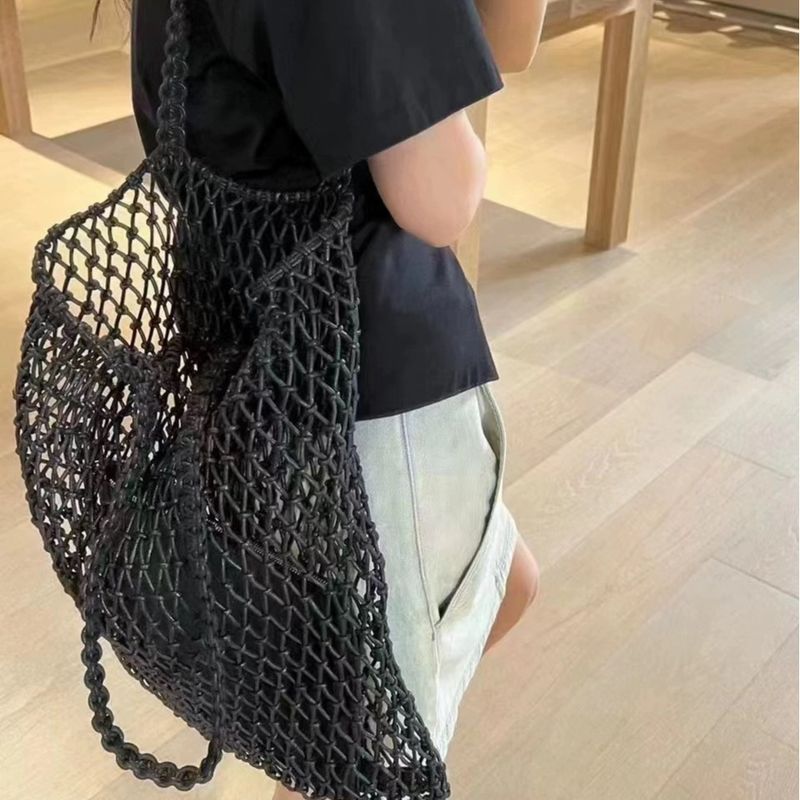 Nuove celebrità della rete primavera ed estate 2025 con la borsa a tracolla in rete intrecciata, versatile e alla moda, con design a scomparsa._voghion.com