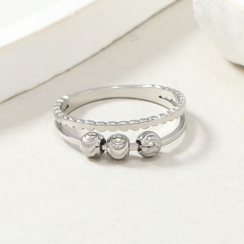 Anello in titanio alla moda con design di nicchia, anello a sfera mobile in acciaio a doppio strato cavo tagliato, accessorio di decompressione_voghion.com