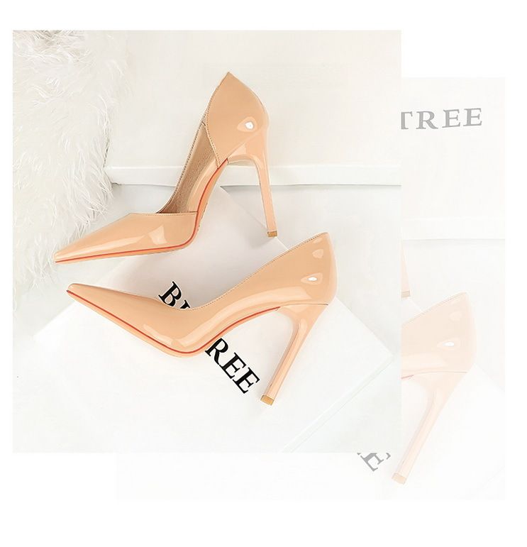 Damenschuhe mit dicken Absätzen, superhohen Absätzen, Lackleder und flacher, seitlich ausgehöhlter quadratischer Spitze_voghion.com