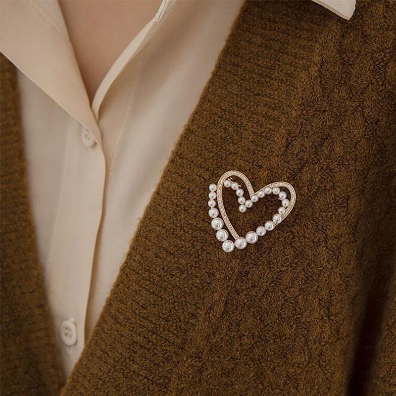 Design Sense Pearl Love Brooch New Trendy High-end Women's Delicate Pin Fixed Coat Sweater Accessories_voghion.com