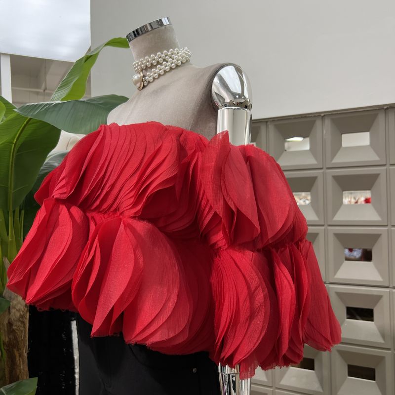Kadın Giyim Moda Gösterisi Stili Düşük Kesimli Straplez Kısa Üst ve Düz Renk Streç Şort Takımı - Nefes Alabilir Polyester, Rahat Kesim (Beyaz/Kırmızı/Siyah)_voghion.com