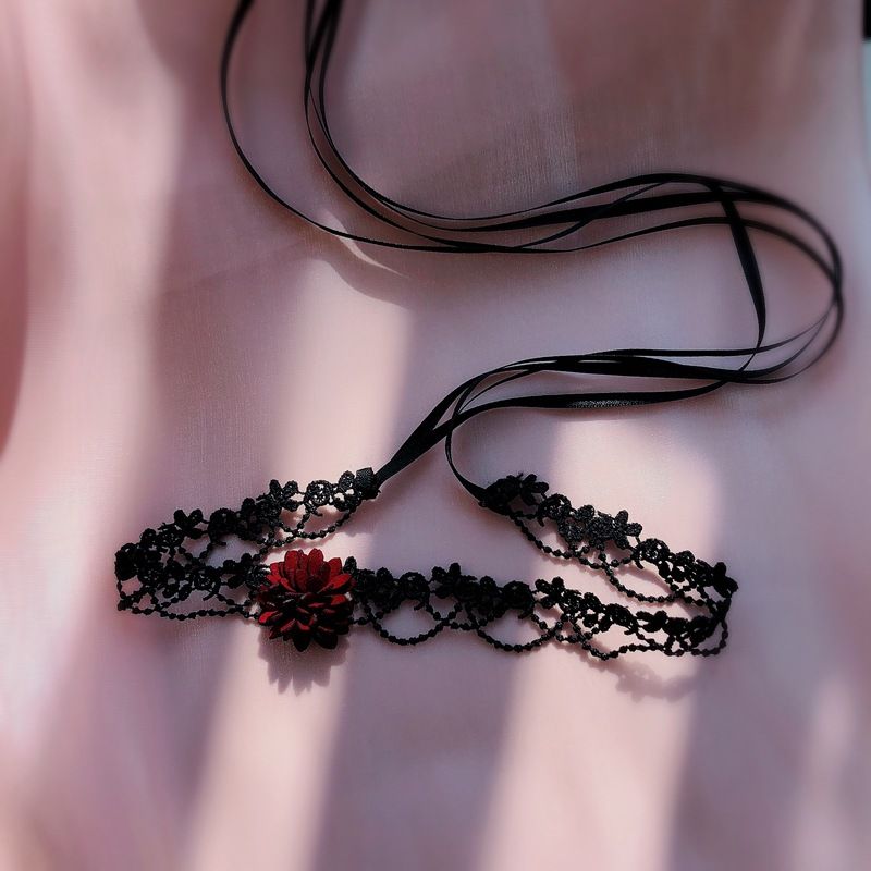 Collana lunga con clavicola in pizzo nero, girocollo con fiore di rosa intrecciato rosso vino e corda da annodare_voghion.com