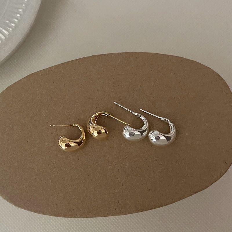 Stile geometrico minimalista metallico, temperamento versatile. Piccoli orecchini di alta qualità con un lusso leggero e argento_voghion.com