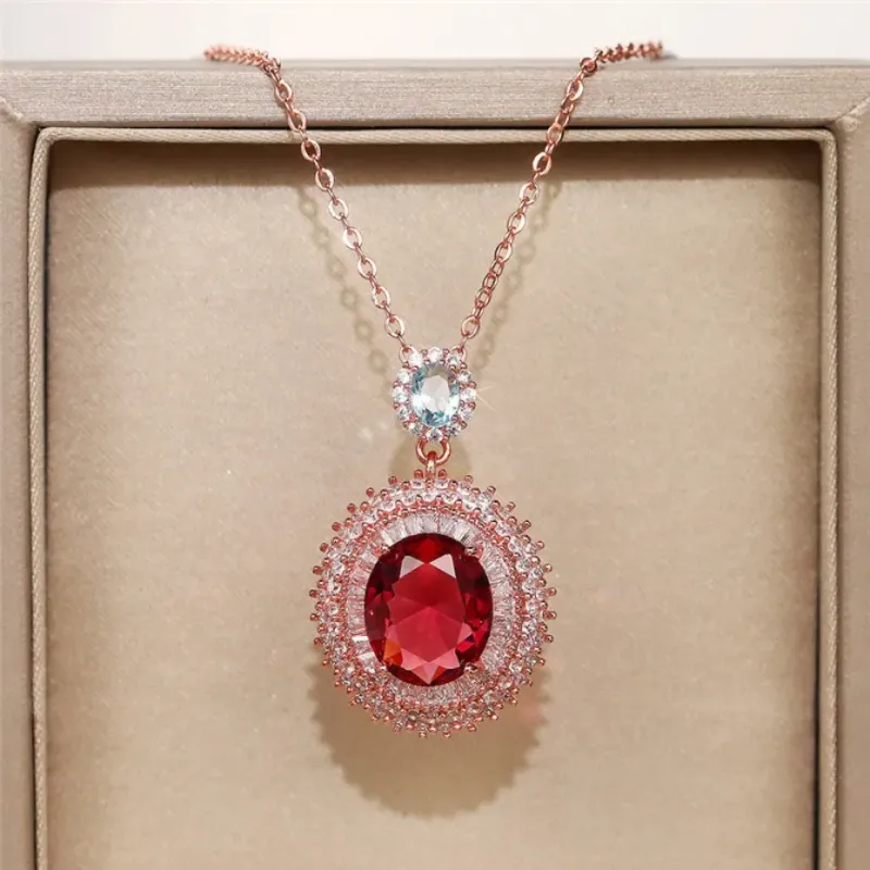 Designer-Halskette mit glänzendem Rubin-Rosen-Anhänger im Retro-Aristokratischen Stil, Zirkonia-Anhänger, hochwertige vergoldete Messinghalskette für Partys_voghion.com