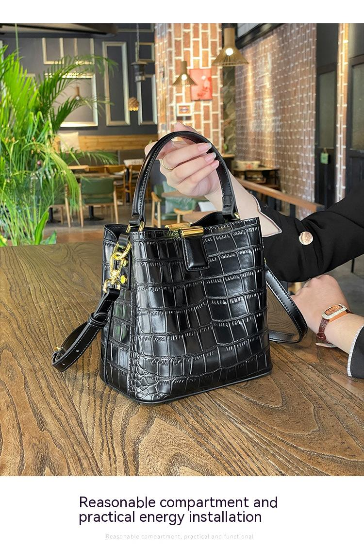 2023 Nouă geantă de damă, vânzare fierbinte, geantă cu găleată pentru apă, compartiment multiplu, simplă și magnifică, geantă crossbody pentru femei, cu un umăr_voghion.com