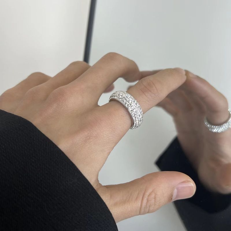 Anello unisex alla moda in acciaio al titanio con 5 file di diamanti e curvatura in argilla bianca_voghion.com