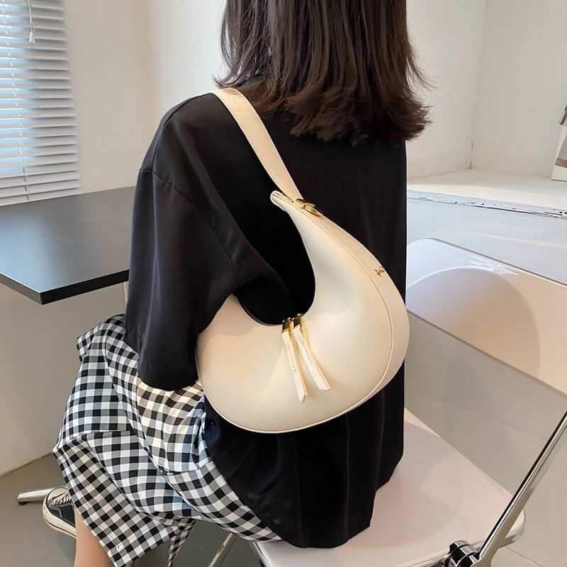 La nuova borsa di nicchia di quest'anno, borsa a mezzaluna a mezzaluna con spalla singola e ascellare di fascia alta da donna_voghion.com