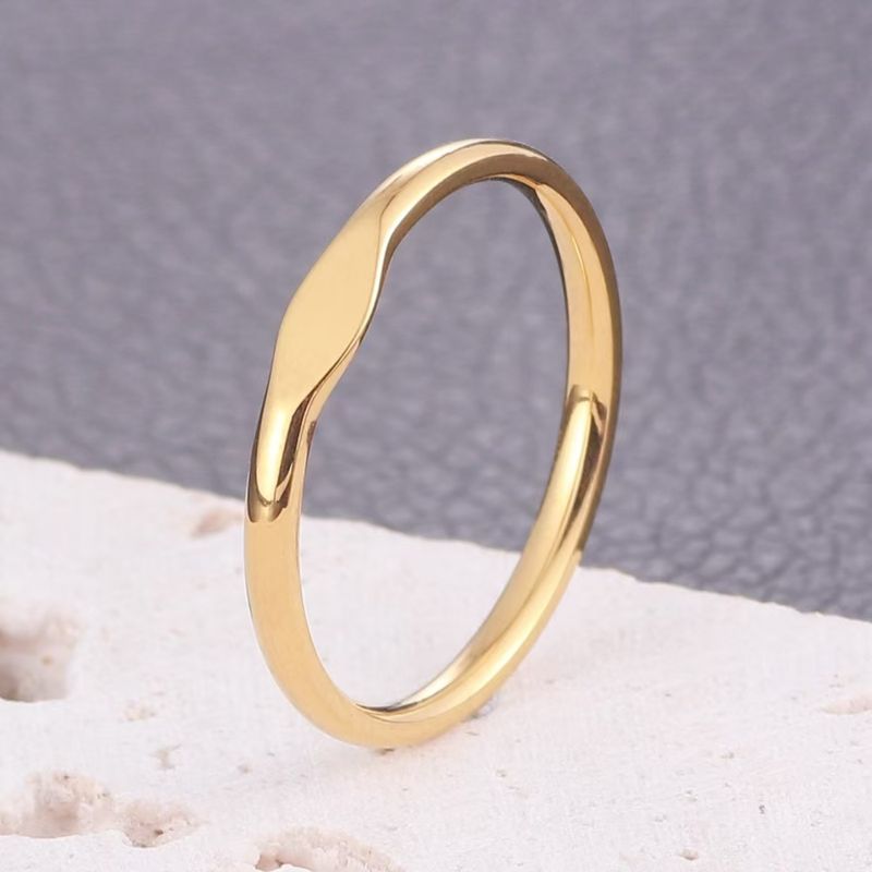 Anello da donna alla moda, semplice, liscio, in acciaio al titanio, con piccola incisione, per celebrità su Internet_voghion.com