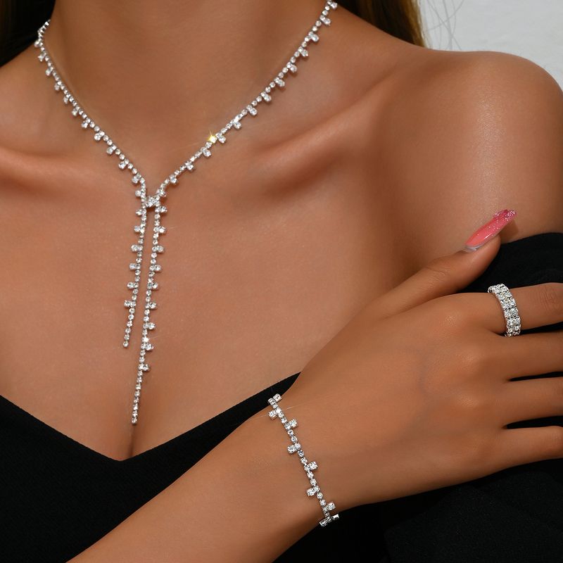 Set di gioielli da donna dal design semplice e alla moda, con catene tempestate di diamanti, collane, orecchini, anelli e accessori da sposa._voghion.com
