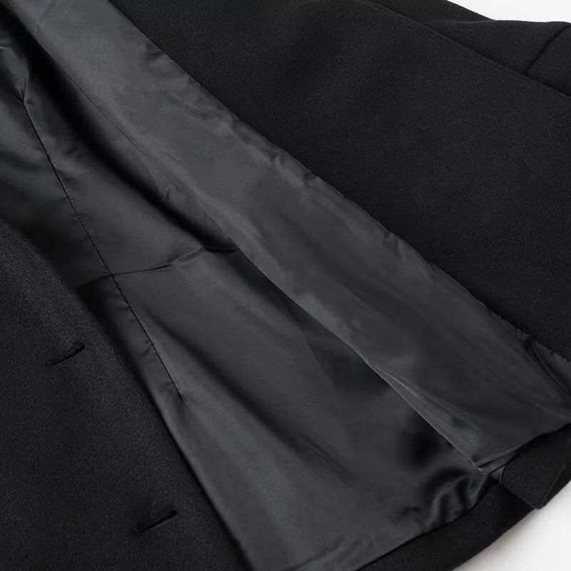 Casaco feminino com mangas morcego e abotoamento duplo._voghion.com