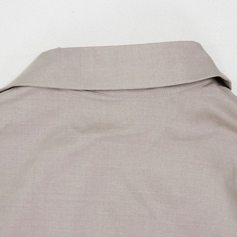 Completo da donna per il pendolarismo: camicetta con ampio risvolto e pantaloni con maniche a pieghe_voghion.com