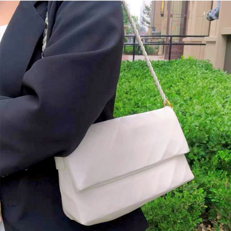 2025 Nova Bolsa Crossbody Feminina Niche Design Fashion Versátil Alça de Corrente Ombro Único Couro Genuíno Axilas de Alta Qualidade_voghion.com