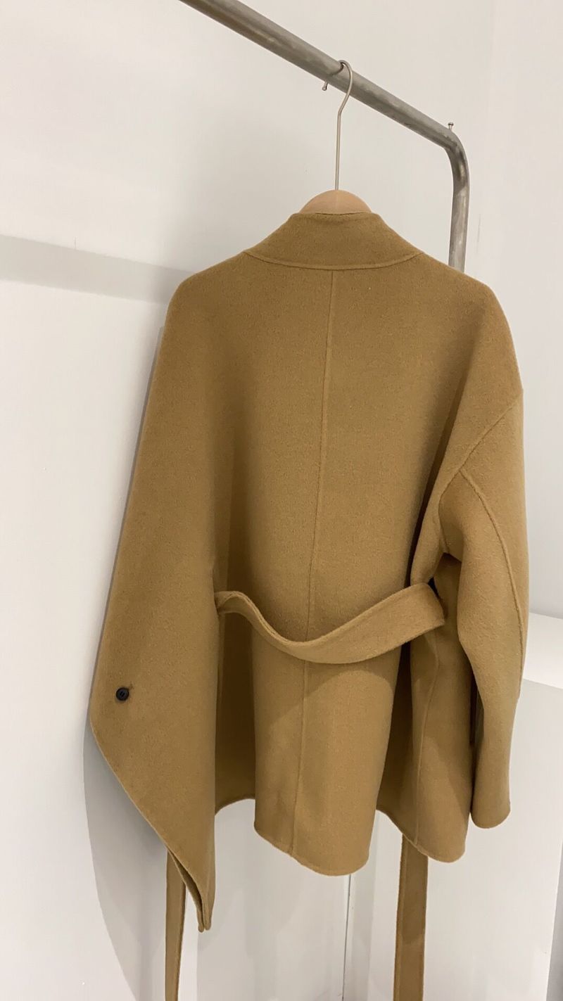 Damen-Cape-Mantel aus Wolle mit asymmetrischem Bindegürtel – doppelseitiger Kaschmir-Wickelmantel für Herbst und Winter in Schwarz und Camel_voghion.com