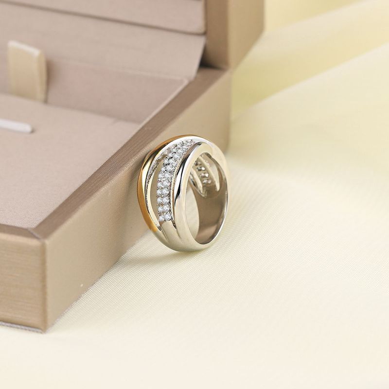 Anel feminino elegante e exclusivo com zircônias galvanizadas e separadas por cores incrustadas_voghion.com