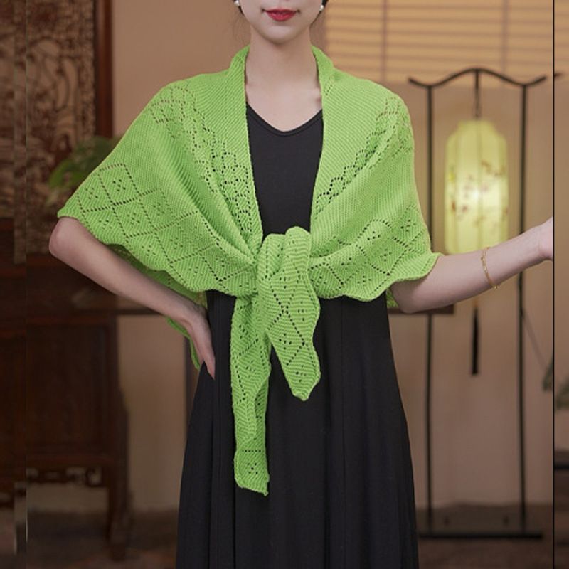 Neue modische Kollektion für Frühling/Herbst 2024: Vielseitiger, einfarbiger, gestrickter, rautenförmiger Dreiecksschal mit Lochmuster – ein stylischer Begleiter für jede Jahreszeit._voghion.com