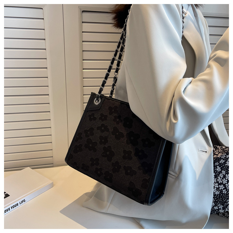 Grand sac jacquard en soie de grande capacité pour femmes, sacoche à bandoulière large, fourre-tout assorti à la mode, nouvelle collection 2023_voghion.com