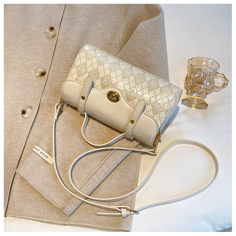 Niche Design Die in diesem Jahr beliebte Unterarmtasche Damen 2023 Sommer Neue tragbare karierte One-Shoulder Messenger kleine quadratische Tasche_voghion.com