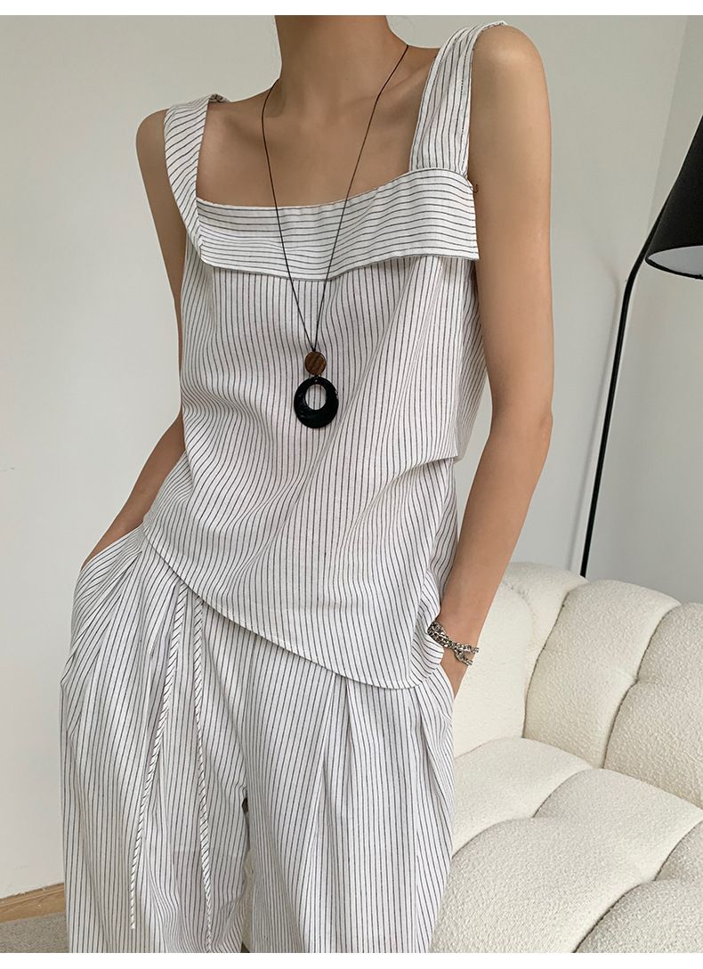 Completo composto da top senza maniche asimmetrico in stile francese e pantaloni a gamba larga in lino a vita alta - Completo estivo casual a righe per donna_voghion.com