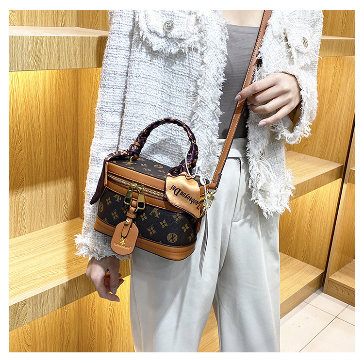High-end female 2023 new fashion presbyopic box all-match portable shoulder Messenger cosmetic bag trend_voghion.com