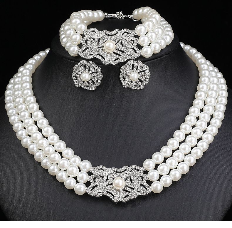Conjunto de joias exagerado com várias fileiras de pérolas, strass, colares, pulseiras, brincos, flores, casamento_voghion.com