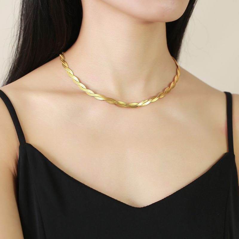 Collana abbagliante con lame avvolte e set di gioielli per le mani in acciaio al titanio placcato oro, design di nicchia per le donne_voghion.com