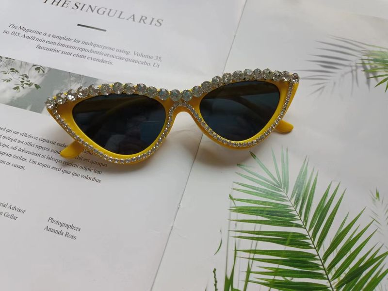 Trendy triangular glasses, fashionable and exaggerated with sunglasses, cat eye patch diamond sunglasses_voghion.com