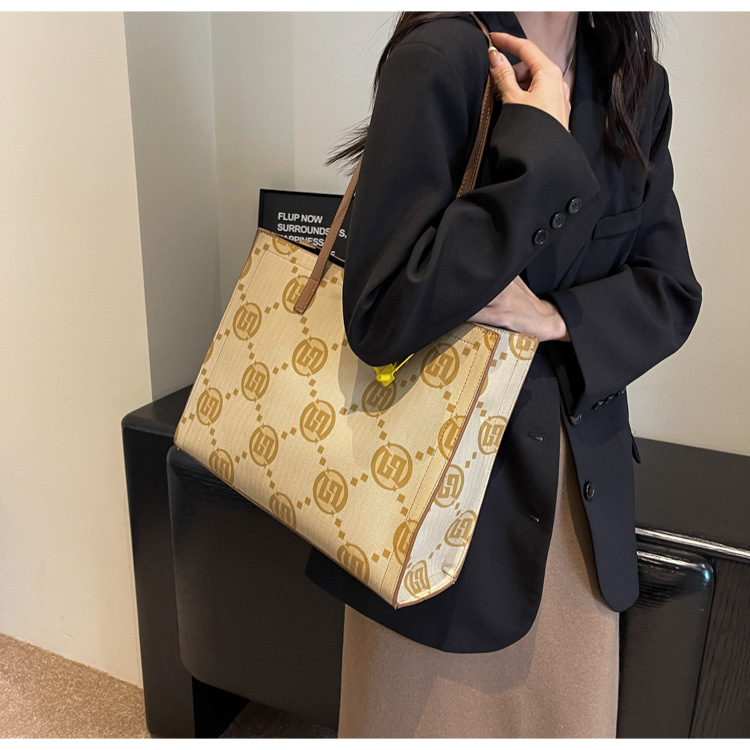 2023 Light Luxury, High-end, And Luxurious Shoulder Bag, Large Capacity And Versatile, Trendy And Stylish PU Women's Tote Bag, Practical Women's Bag_voghion.com