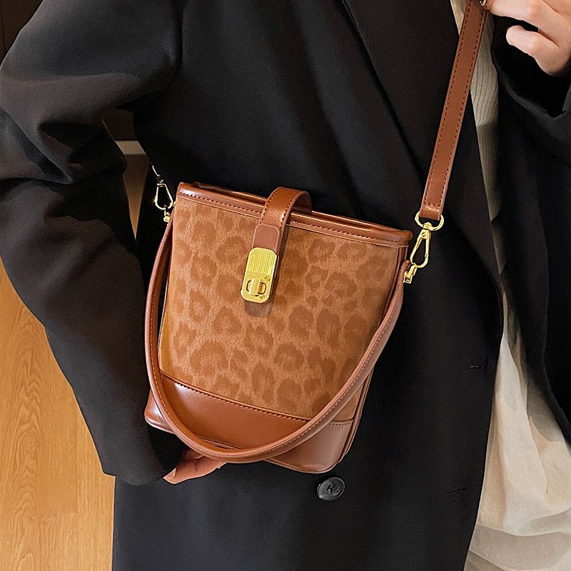 Borsa a tracolla versatile di alta qualità con tracolla a mano e tracolla a secchiello con stampa leopardata per donna 2025_voghion.com